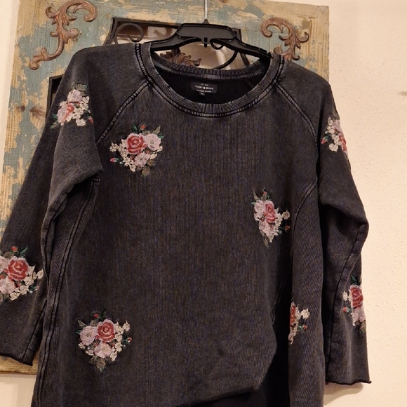 Lucky Brand Charcoal Floral Embroidered Sweatshirt Size 2X - Picture 7 of 11